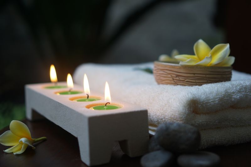 Espacio de relajación en casa con toallas y velas
